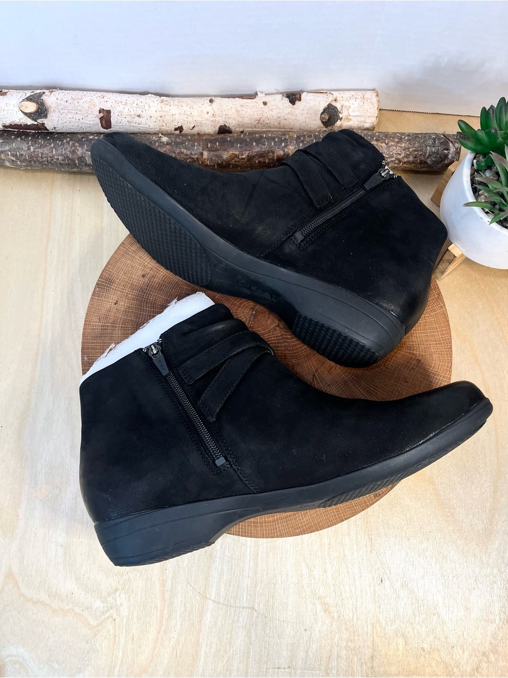 NWOB Dansko Faithe Black Burnished Leather Ankle Boots Size 12 - Picture 2 of 14